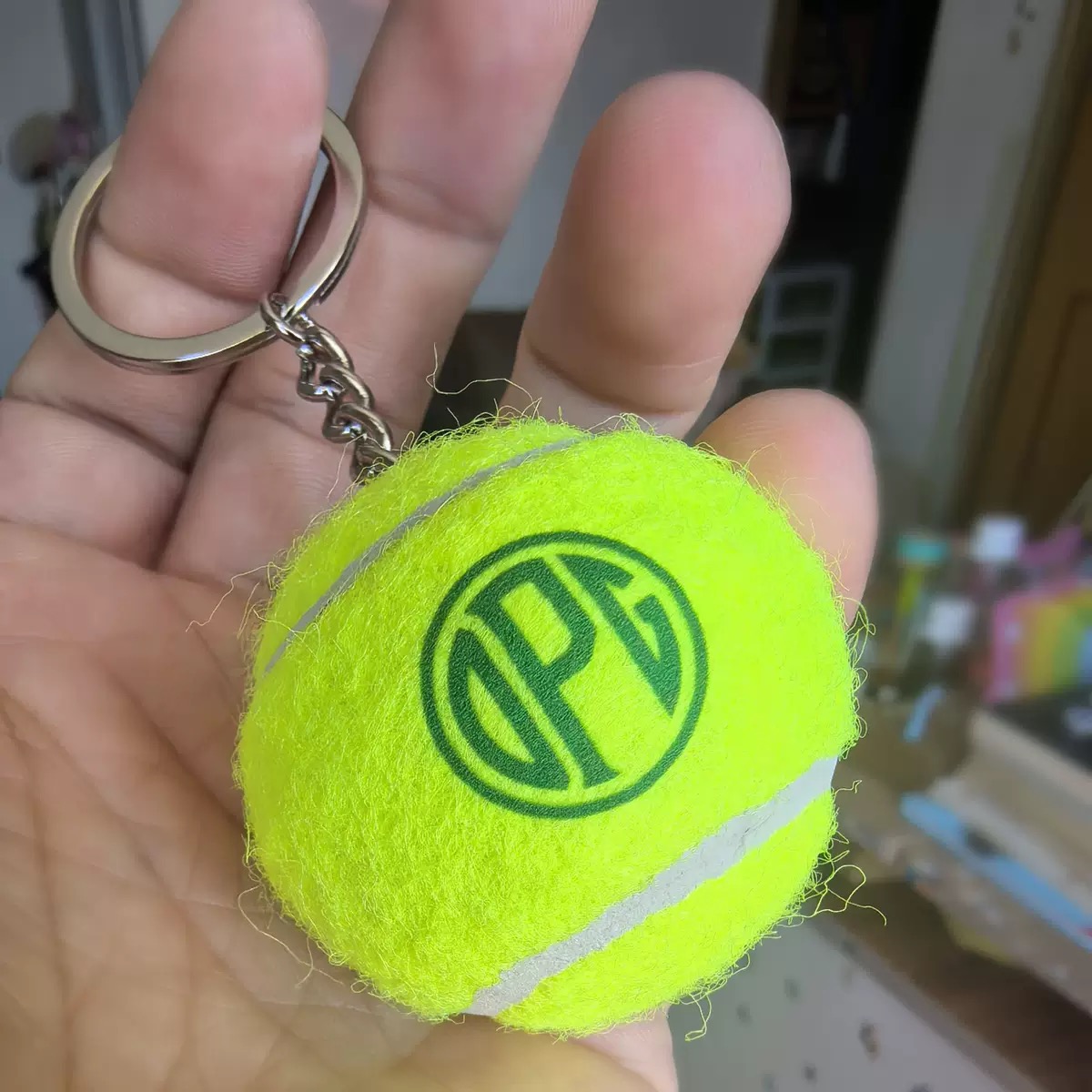 Tennisball Schlüsselanhänger bedrucken lassen – Schlüsselanhänger Tennisball mit Logo als Werbeartikel